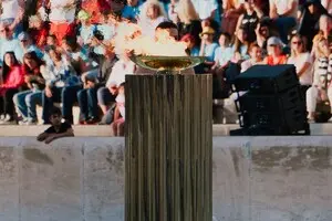 Греція на урочистій церемонії передала Франції вогонь літньої Олімпіади-2024