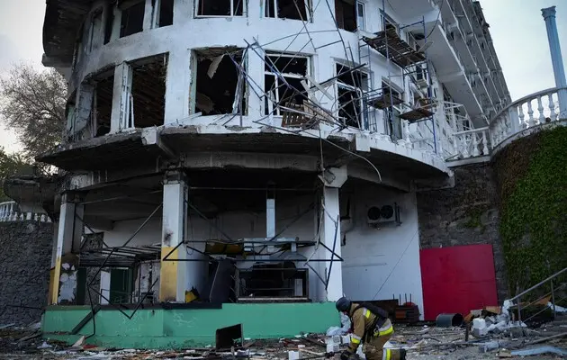 Тільки відновились: російські війська вранці вдарили по готелю в Миколаєві