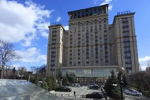 Готель “Україна” в центрі Києва хочуть продати за 2,2 мільярда гривень