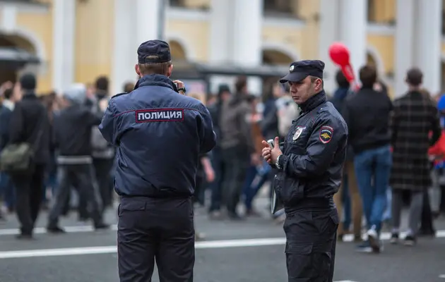 В Москве мужчине выписали повестку в военкомат за сине-желтый цвет волос