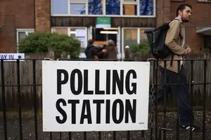 В Британии проходят местные выборы, которые могут стать испытанием для лидерства Сунака — Bloomberg