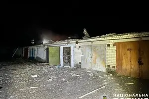 Обстріли Херсонщини: війська РФ поранили людину, пошкоджені будинки, є влучання в навчальний заклад