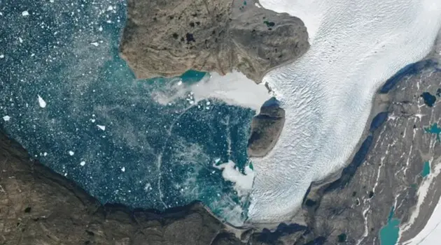 В «галактике» айсбергов в арктическом фьорде появилась дуга: ученые не знают, что это