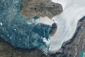 В «галактике» айсбергов в арктическом фьорде появилась дуга: ученые не знают, что это