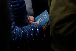 Українцям поновили видачу паспортів за кордоном