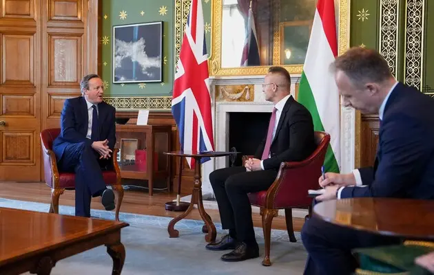 Кэмерон обсудил поддержку Украины с главой МИД Венгрии Сийярто