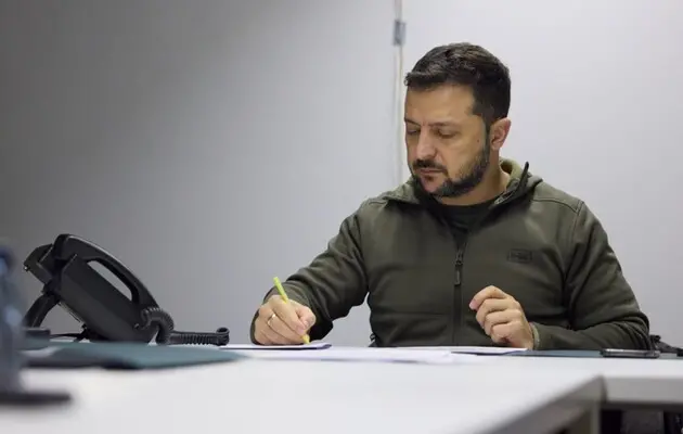 Зеленский подписал законы о продолжении всеобщей мобилизации и военного положения