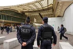 В Париже злоумышленник ранил полицейских из их собственного табельного оружия