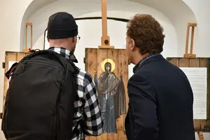 «Ікони на ящиках з-під набоїв»: у Києві проходить виставка до Дня Матері