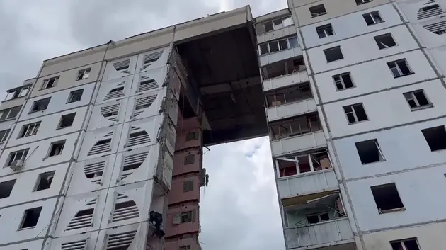 В Бєлгороді обвалився під’їзд будинку. РФ каже про уламок ракети, але вибух був знизу