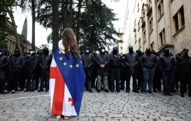В Грузии начались стычки с полицией и задержание демонстрантов после принятия «закона об иноагентах»