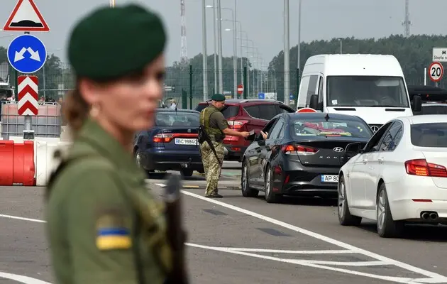 Пограничники предупредили об увеличении пассажиропотока и очередей на выезд из Украины в Польшу
