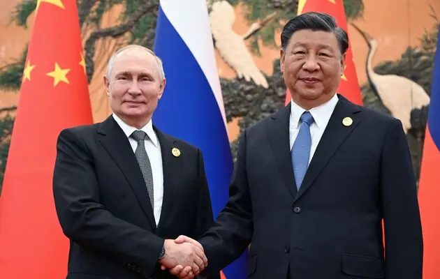 Сі Цзіньпін дав знак Путіну: зв’язки між двома країнами будуть міцними — Bloomberg