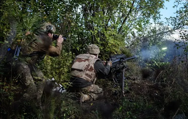 Украинские военные в бою на Донбассе