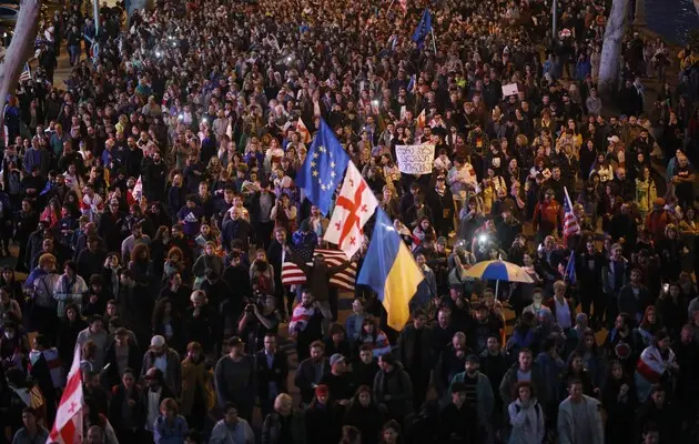 В Тбилиси собрался многотысячный митинг против 