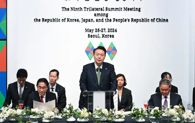 Президент Південної Кореї Юн Сук Йоль виступає з промовою під час вітальної вечері для прем’єр-міністра Японії Фуміо Кішіди (ліворуч) та прем’єр-міністра Китаю Лі Цяна (праворуч)