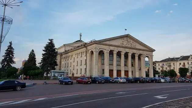 Забрали майже всіх чоловіків: Чернігівський драмтеатр припинив роботу 