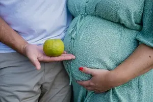 Ученые посчитали, сколько беременной женщине необходимо есть дополнительно