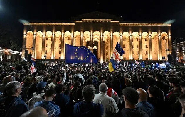 Принятие закона вызвало значительные протесты в Тбилиси.