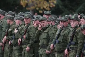 Оккупанты заставляют украинских мужчин 60+ подписывать контракты с Минобороны РФ — ЦНС