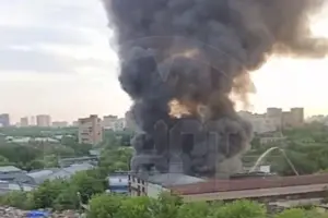 Масштабну пожежу у Москві гасять гелікоптери