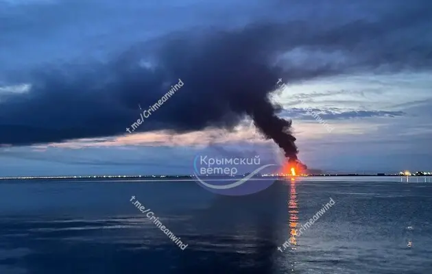 После удара беспилотников в российском порту вспыхнул масштабный пожар