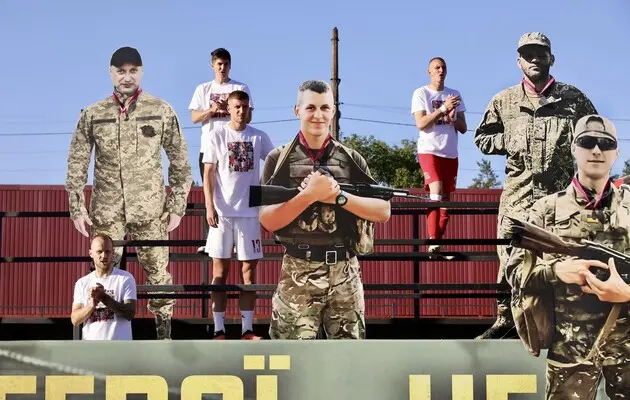 Футболісти українського клубу передали свої медалі УПЛ сім'ям загиблих військових