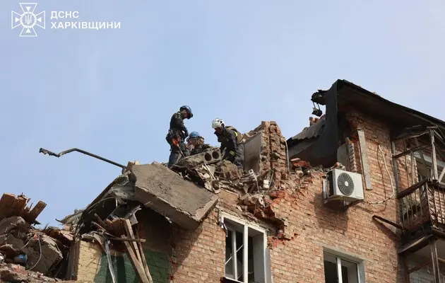 В Харкові триває рятувальна операція на місці ракетного удару, число загиблих зросло