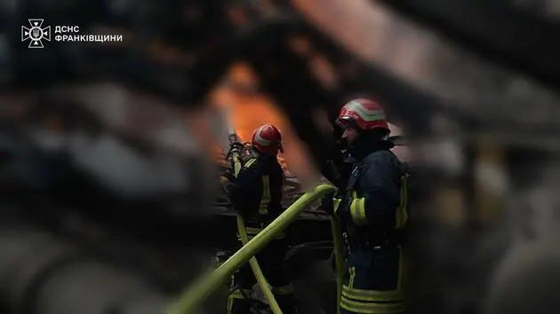 В Івано-Франківській області пожежу після обстрілу гасили понад 100 вогнеборців. Повідомлялось про атаку на енергооб’єкт
