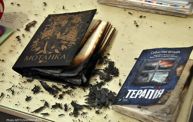 Спалені внаслідок ракетного удару по типографії книги видавництва Vivat на «Книжковому Арсеналі» у Києві