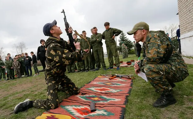Подростков в оккупации россияне вывозят на военные учения