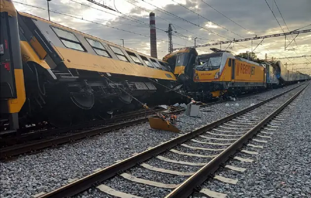 Аварія на чеській залізниці: причіпні вагони до Чопа були всередині поїзда
