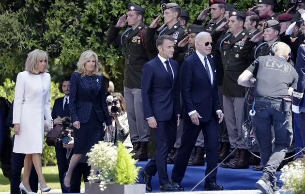 Президент Франции Эммануэль Макрон и президент США Джо Байден на торжествах к D-Day 6 июня 2024 года