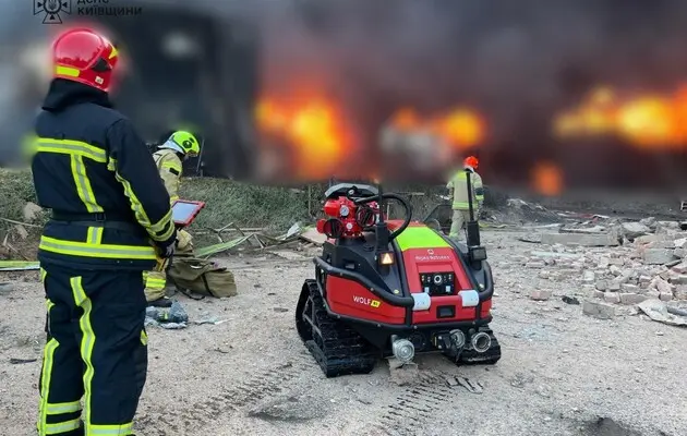Пожар в Киевской области после российского удара тушат пожарным поездом