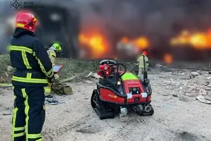 Пожежу в Київській області після російського удару гасять пожежним потягом