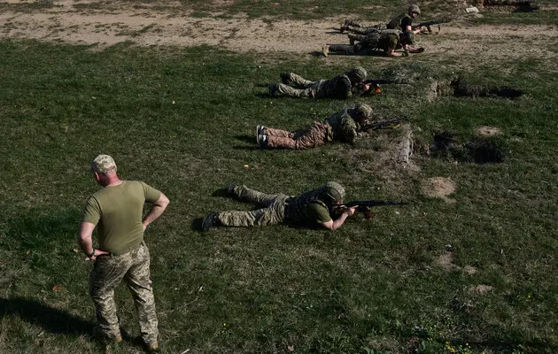 Украинские военные тренируются в учебном лагере перед отправкой на фронт