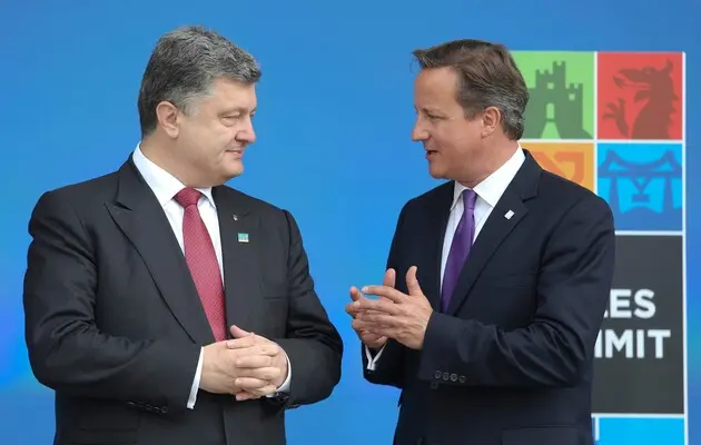 Петр Порошенко разговаривает с Дэвидом Кэмероном во время саммита НАТО в Великобритании, 4 сентября 2014 года