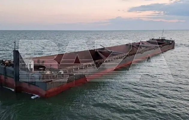 В Азовському морі дрони атакували російські буксир і баржу, є поранені ‒ росЗМІ