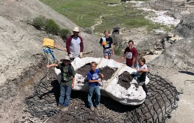Семья туристов нашла останки молодого тираннозавра