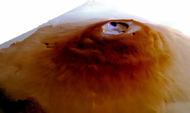 На высочайших горах Марса заметили утреннюю изморозь