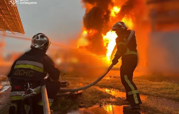 Нічний обстріл РФ: на Київщині внаслідок падіння уламків постраждала людина, сталися пожежі 