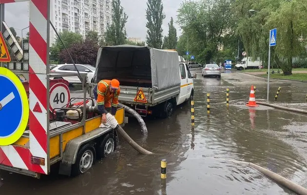 Ливень привел к коллапсам на дорогах Киева