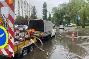 У Києві через зливу затопило вулиці у кількох районах: список