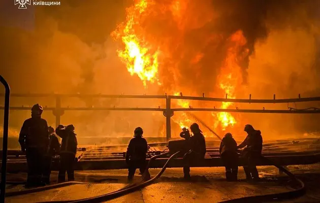 Ночной обстрел РФ: в Киевской области ликвидация пожара уже длится 16 часов