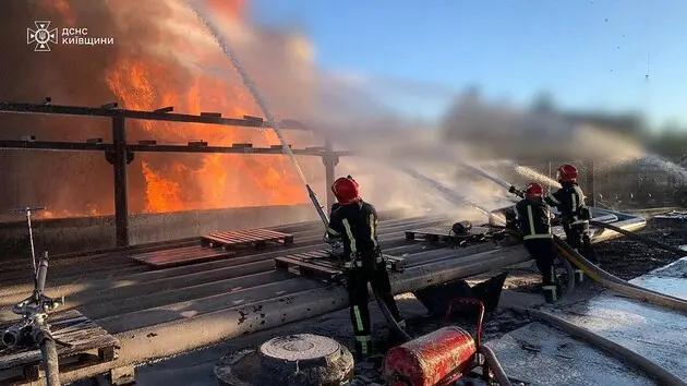 В Киевской области уже более суток тушат пожар, возникший в результате вражеского обстрела