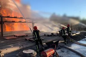 У Київській області вже понад добу гасять пожежу, яка виникла внаслідок ворожого обстрілу