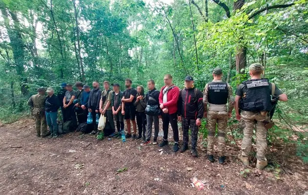 Прикордонники затримали у лісі 13 чоловіків