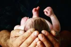 Допомога при народжені дитини: чи можна її отримати за кордоном