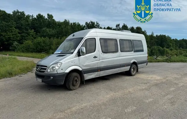 Росіяни на Сумщині вдарили по соціальному автобусу з 20 людьми всередині. Є постраждалі