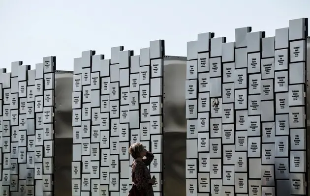 Меморіал з іменами загиблих у Бучі на Київщині 